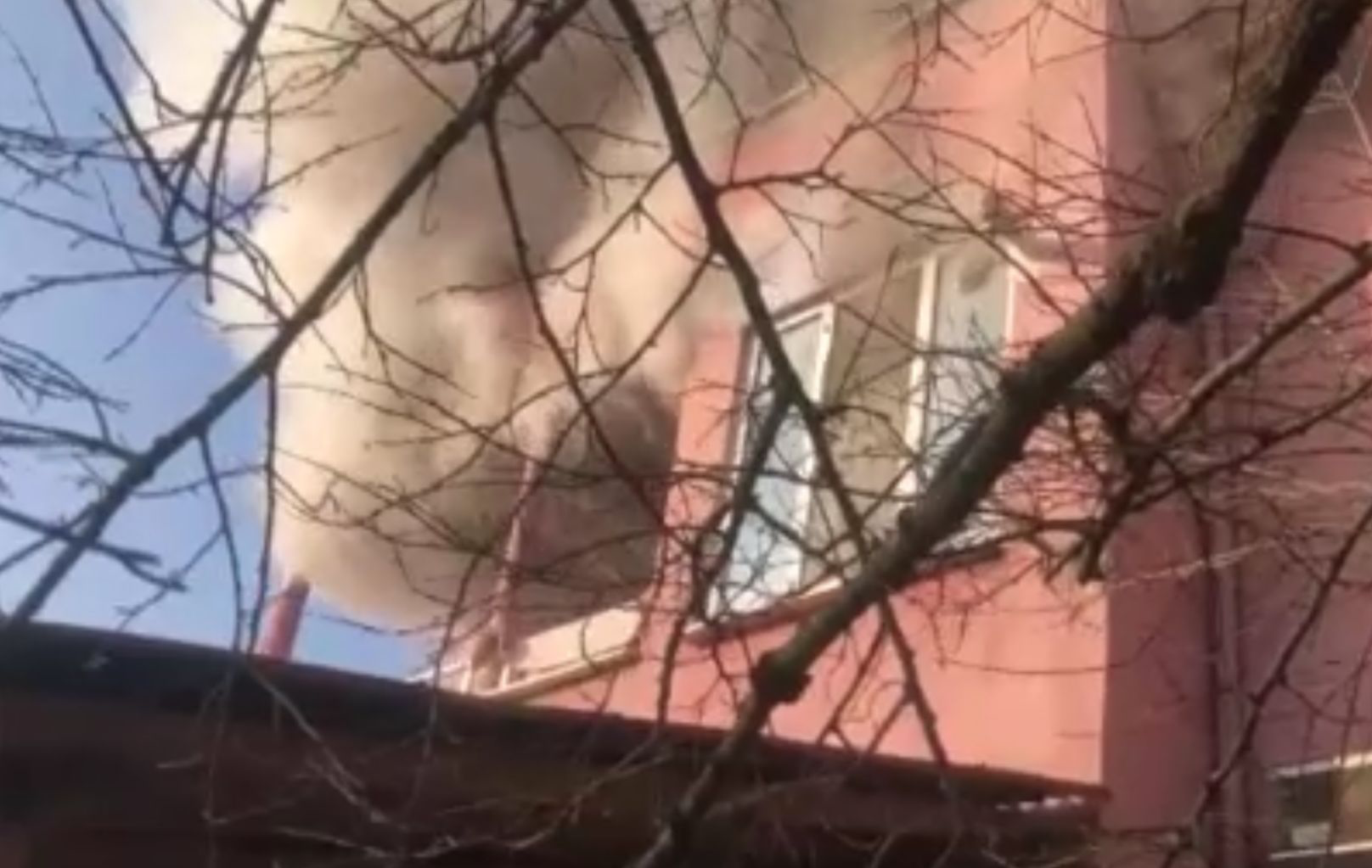 Kocaeli'nin Kartepe ilçesinde evin yatak odasında çıkan yangın itfaiye ekipleri