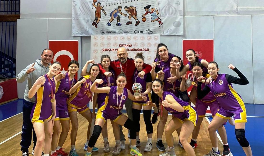 İzmit Zirve Basketbolcuları Kütahya’da düzenlenen okullararası yarı finallerde Uğur Anadolu