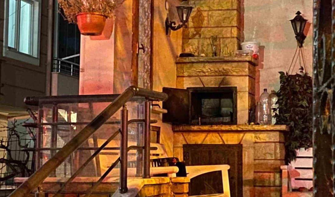 Kocaeli’nin Körfez ilçesinde evin balkonunda mangal için yakılan barbekü, çatı