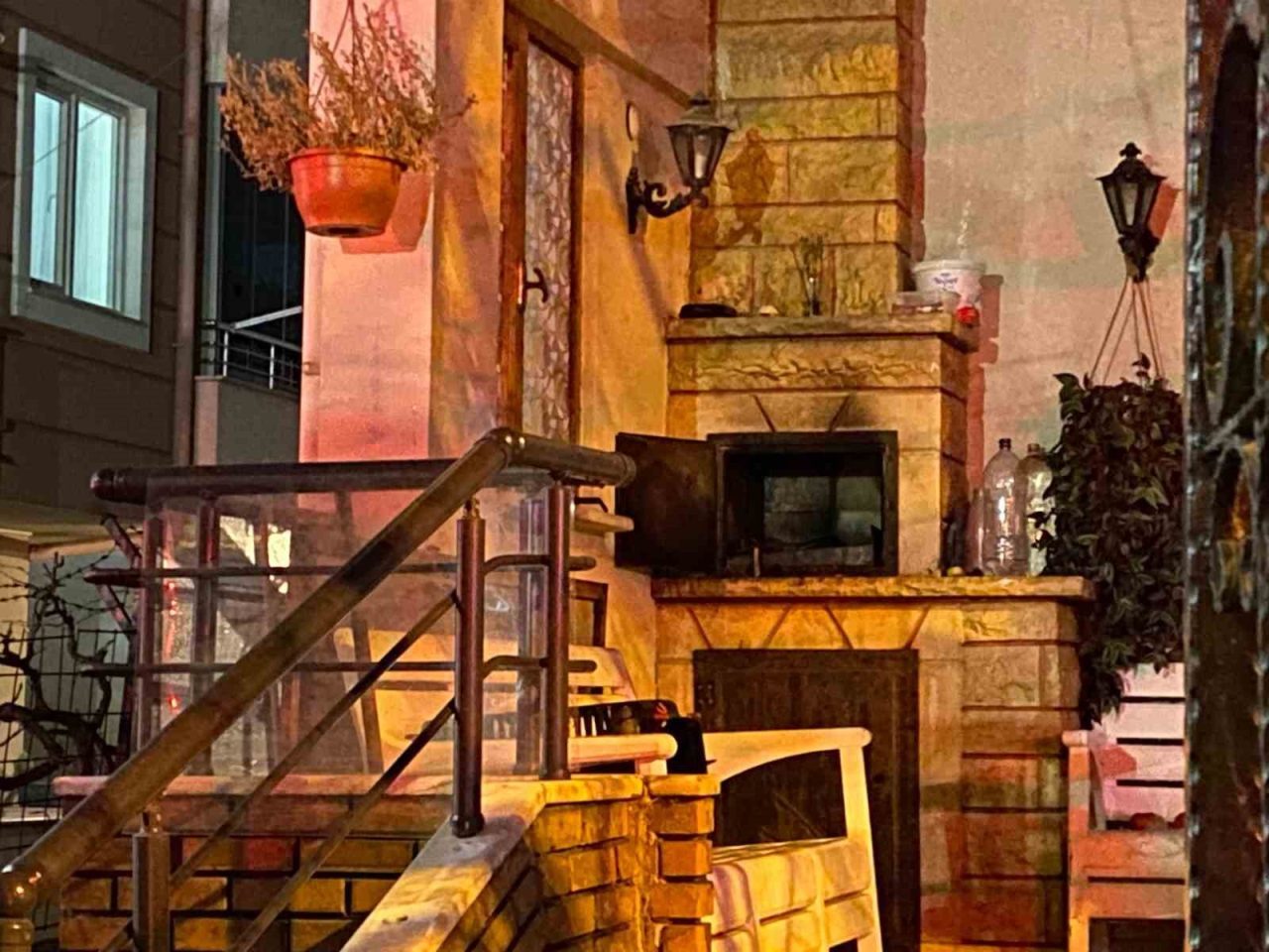 Kocaeli’nin Körfez ilçesinde evin balkonunda mangal için yakılan barbekü, çatı