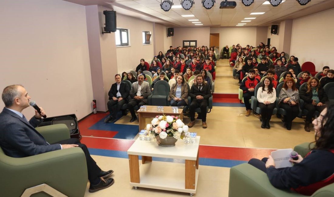 Kariyer Günleri kapsamında gençlerle bir araya gelerek tavsiyelerde bulunan Başkan