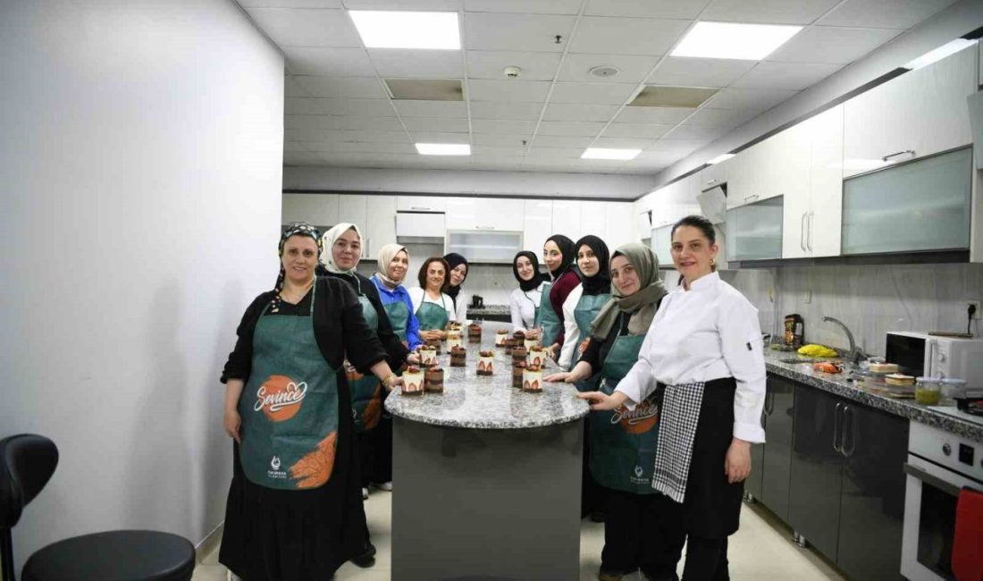 Çayırova Belediyesi’nin açtığı pastacılık kursuna katılan vatandaşlar, pasta yapımını en