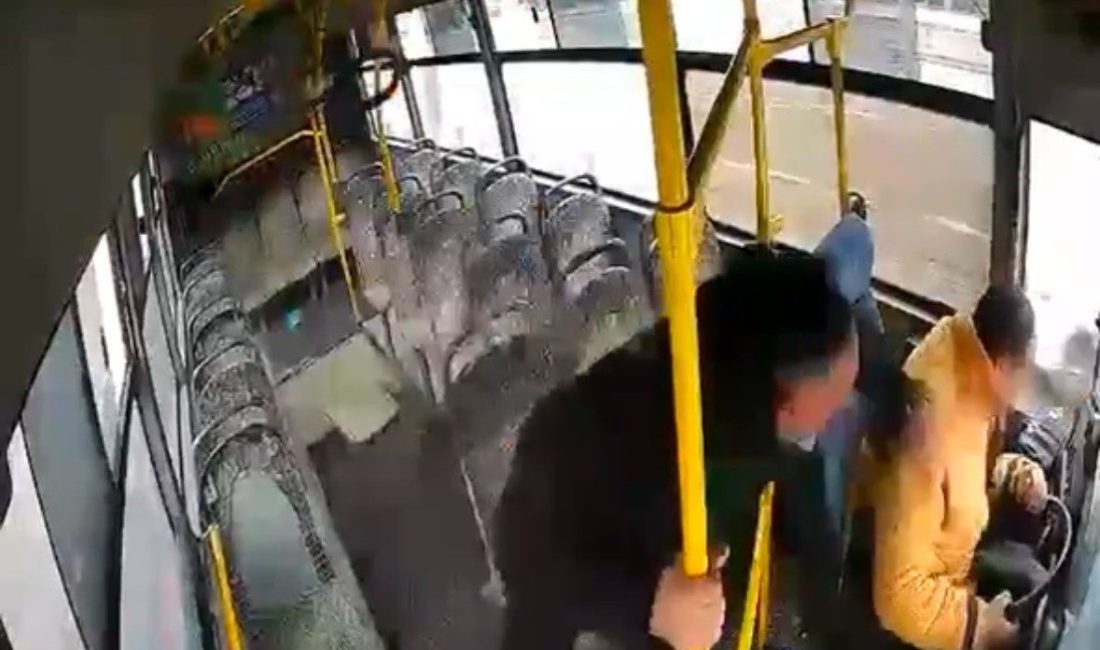 Kocaeli’de D-100 karayolunda şoförü bayılan özel halk otobüsü, önce bir