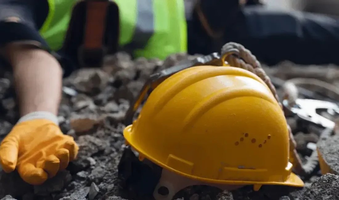 Dün Kocaeli Gölcük Merkez Mahallesi'nde üzerine kalıp devrilen inşaatı işçisi