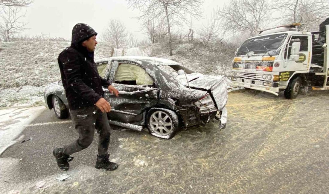 Kocaeli’nin Kandıra ilçesinde yoğun kar yağışı sebebiyle kayganlaşan yolda 2