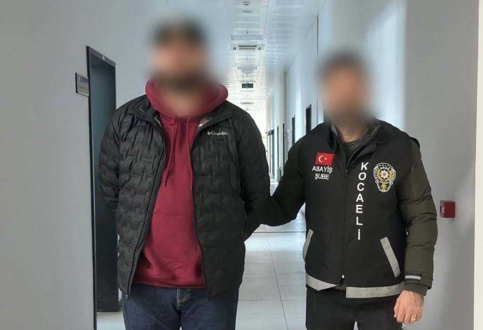 Rusya’da "birden fazla kişiyle silahlı yağma" suçundan kırmızı bültenle aranan