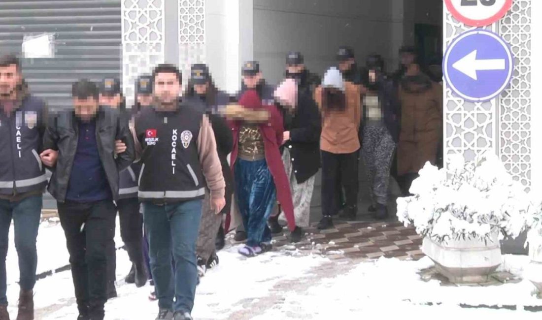 Evlerin kapılarını kart ve özel aparat yardımıyla açarak toplam 12