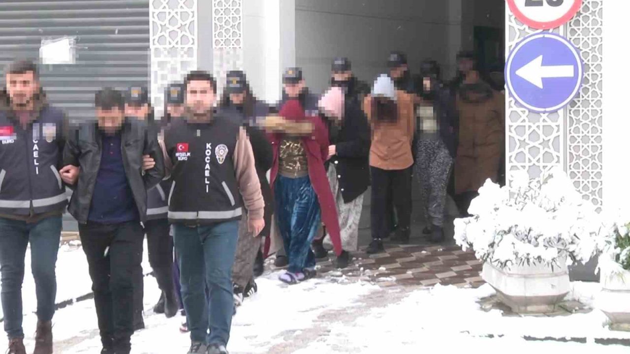 Evlerin kapılarını kart ve özel aparat yardımıyla açarak toplam 12