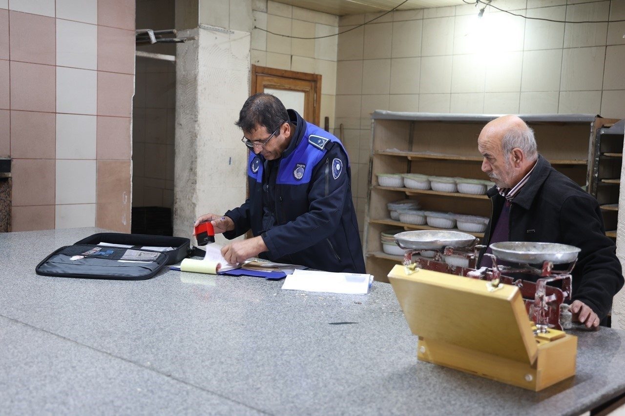 Kartepe’de zabıta ekipleri, ilçe genelindeki fırınlarda kapsamlı bir denetim gerçekleştirdi.