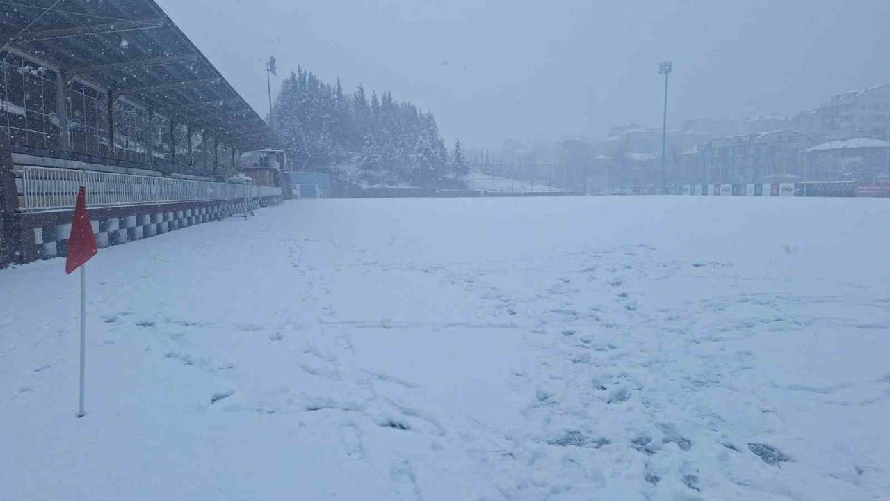 Kocaeli Futbol İl Temsilciliği, hava muhalefetinden dolayı sahaların futbol oynamaya