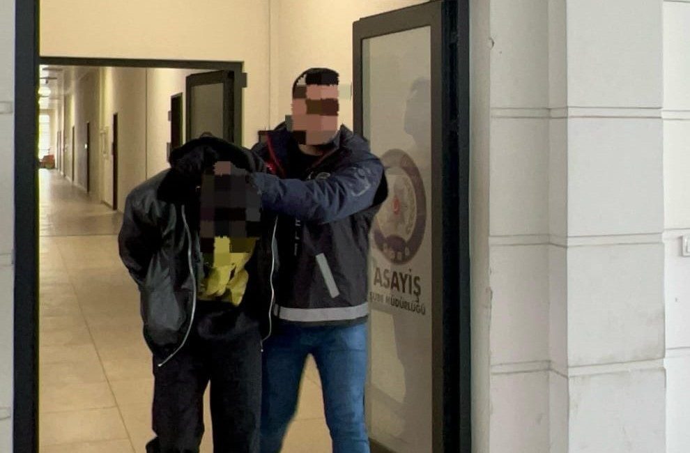 Kocaeli’de vatandaşları 1 milyon TL dolandıran sahte savcı yakalanarak tutuklandı.