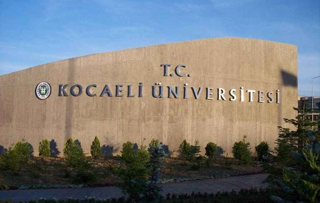 Kocaeli Üniversitesi'nde Ekrem İmamoğlu'nun gözaltına alınmasına tepki gösteren öğrenciler protesto