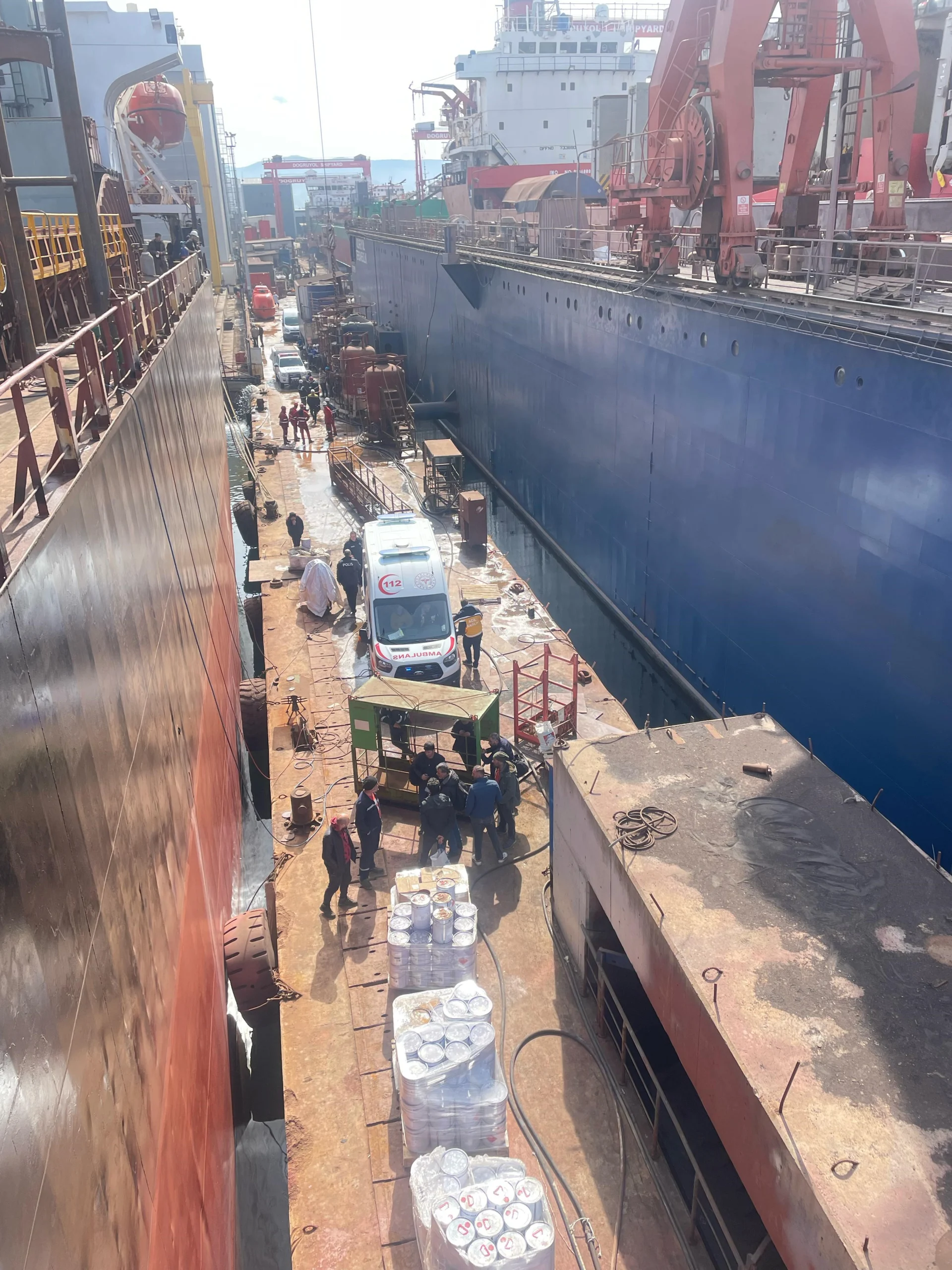 Yalova'nın Altınova ilçesinde vinç sepetinden düşen tersane işçisi hayatını kaybetti.
