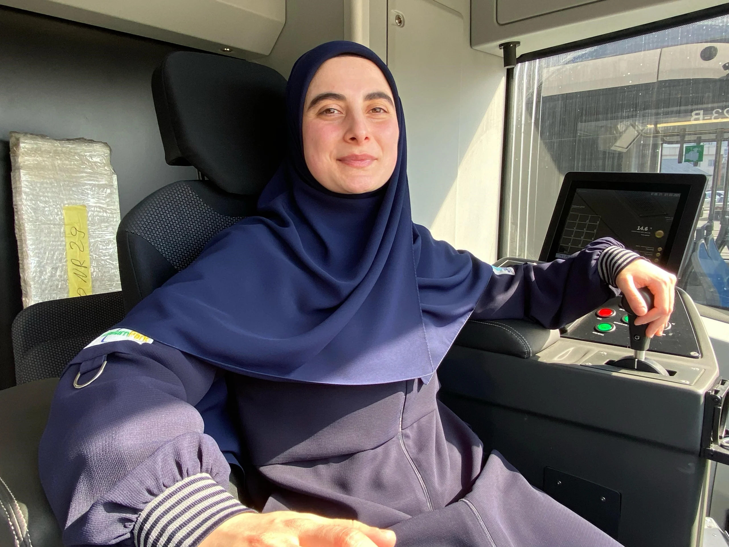 Kocaeli'de 28 yaşındaki Asiye Çelik, çocukluk hayalini gerçekleştirerek kentin ilk