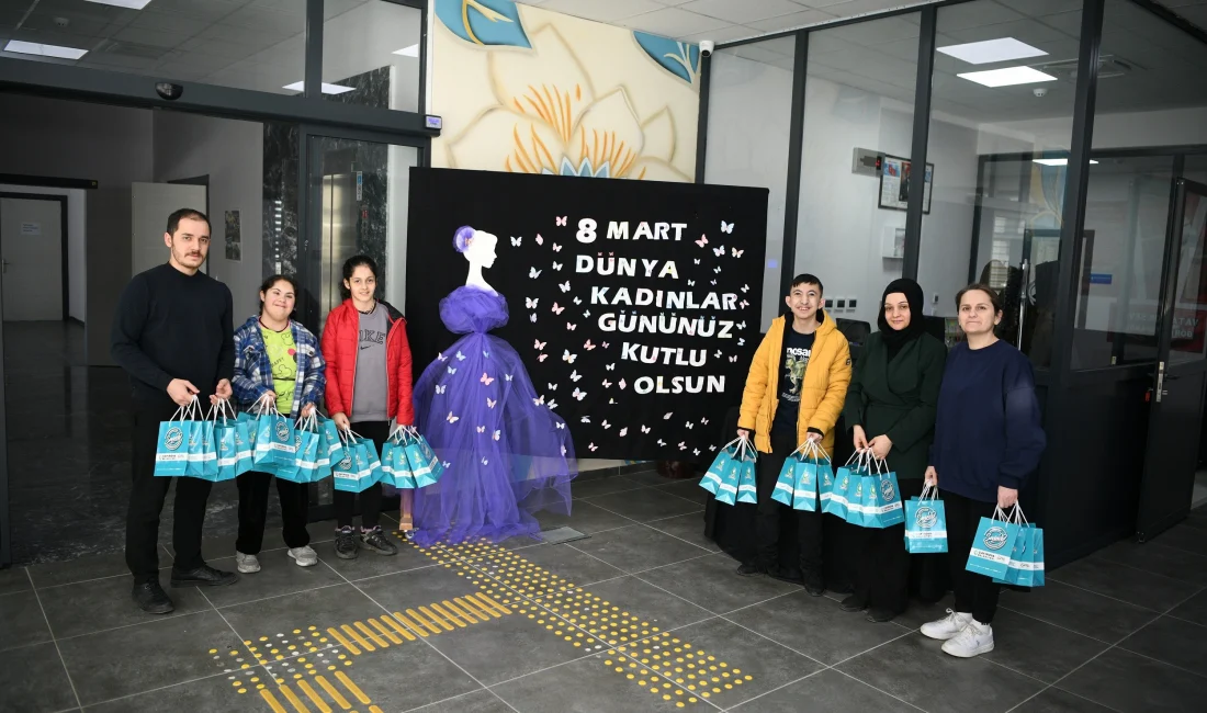 Çayırova'daki merkezde eğitim alan özel öğrenciler, elleriyle hazırladıkları takıları, 8