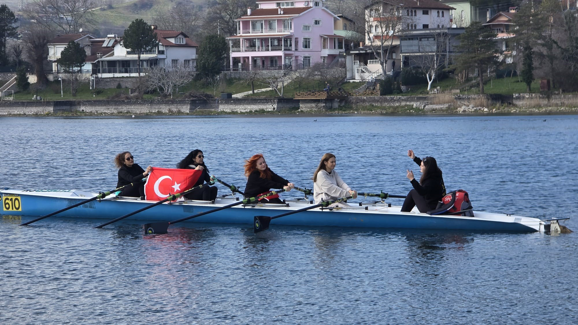 Kocaeli'de düzenlenen etkinlikte kadın gazeteciler, Sapanca Gölü'nde kürek çekerek, "Birlikte