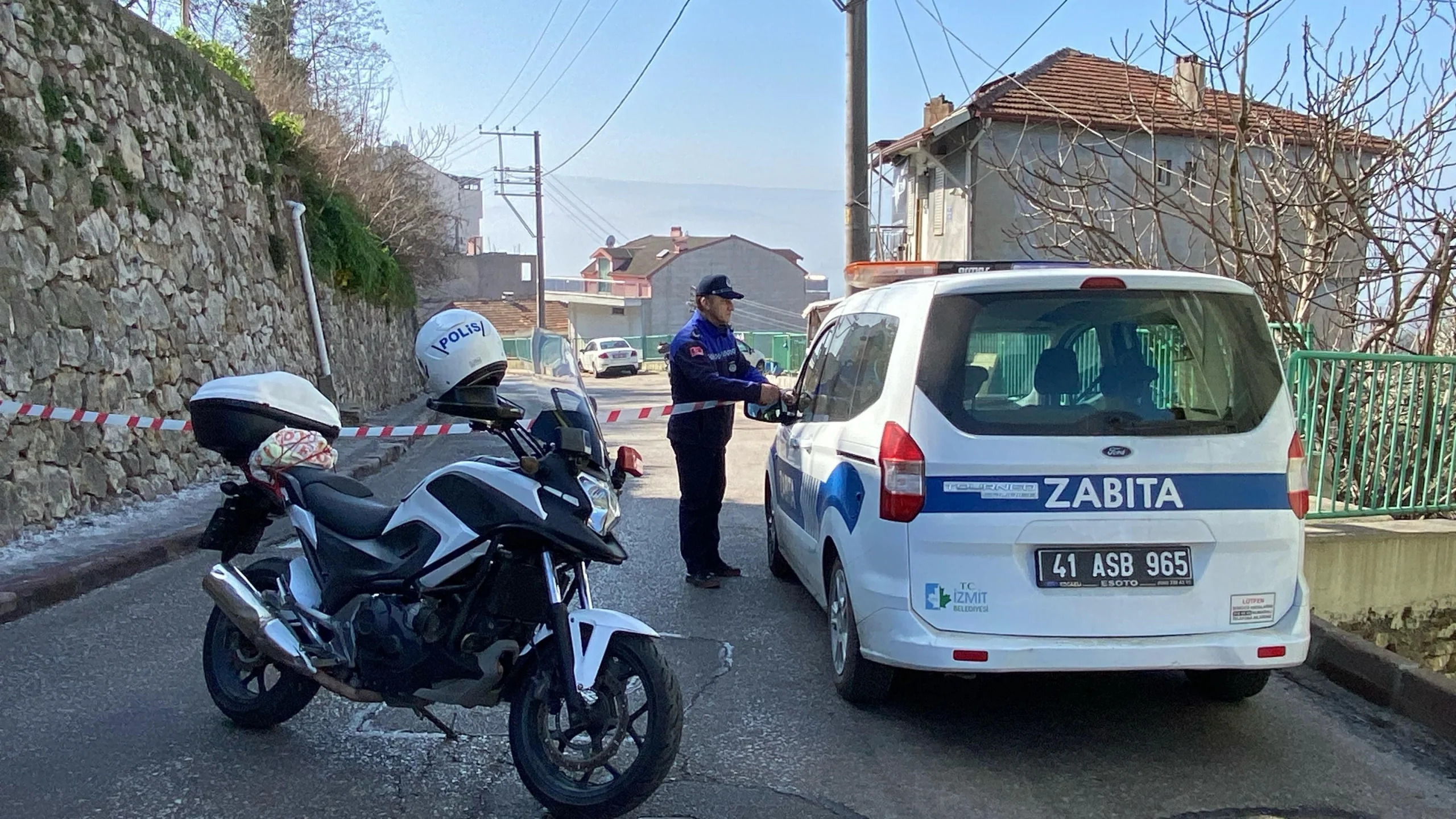 Kocaeli'nin İzmit ilçesinde sit alanı içerisinde bulunan mahallede istinat duvarı