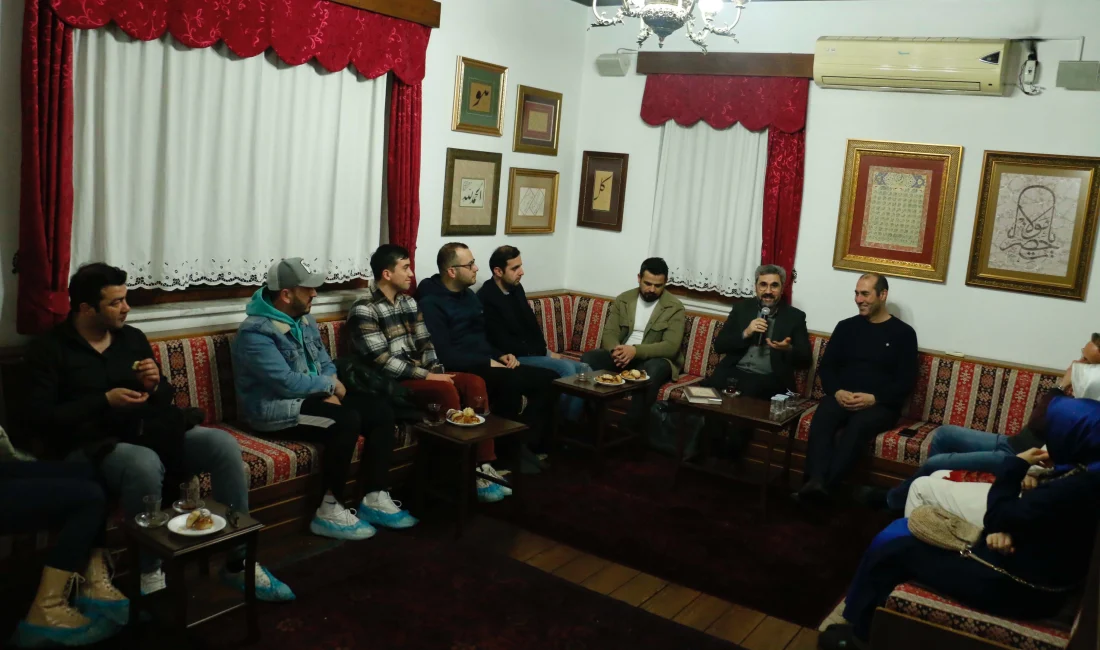 Mevlevi Evi'nde düzenlenen "Aşk Aynasında Hz. Mevlana" konulu söyleşisinde Mevlana'nın