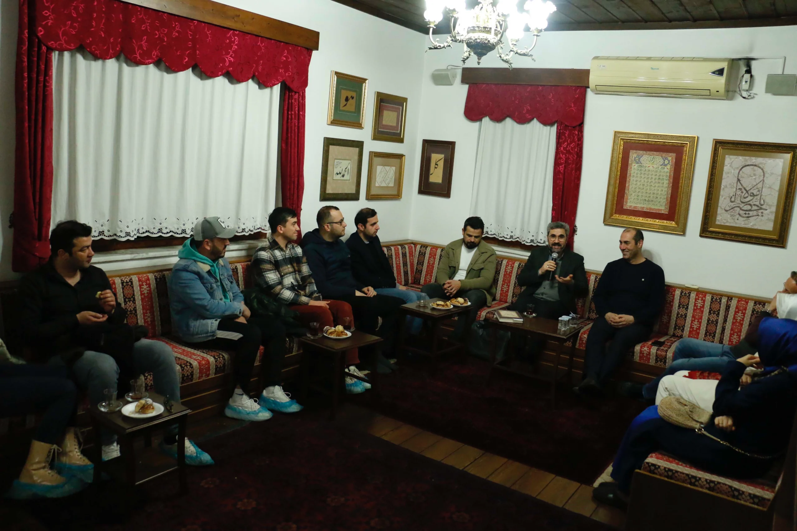 Mevlevi Evi'nde düzenlenen "Aşk Aynasında Hz. Mevlana" konulu söyleşisinde Mevlana'nın