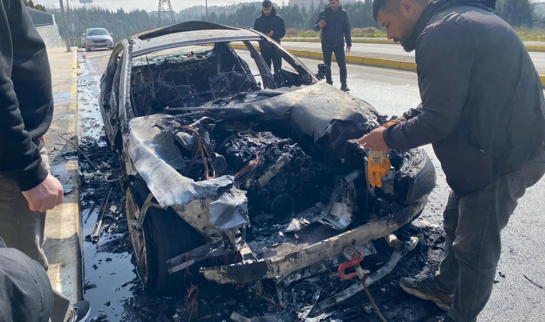 Kocaeli'nin Körfez ilçesinde park halindeki otomobil alevlere teslim oldu. Yangın