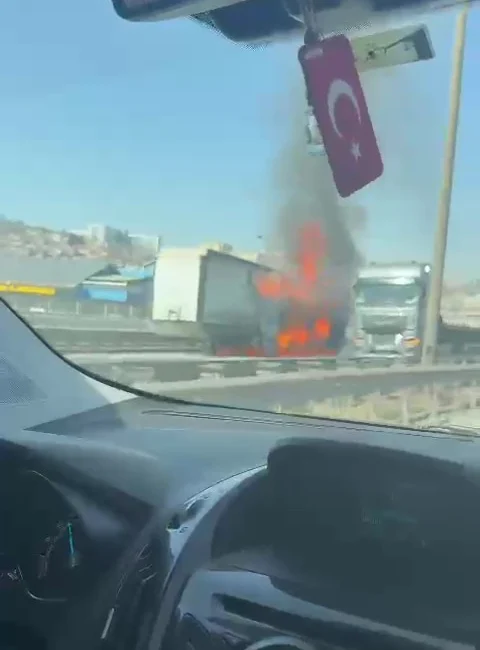 TEM Otoyolu'nun Kocaeli geçişinde lastiği patlayan kağıt rulo yüklü tırda