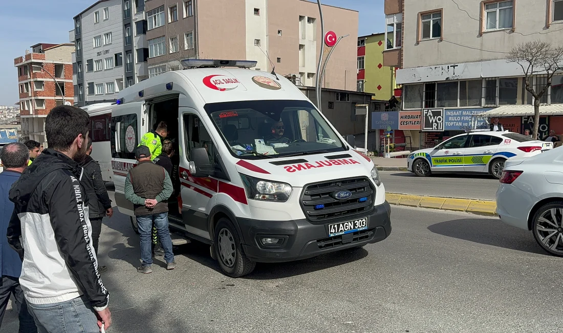 Kocaeli'nin Darıca ilçesinde cadde üzerinde karşıdan karşıya geçmeye çalışan kadına