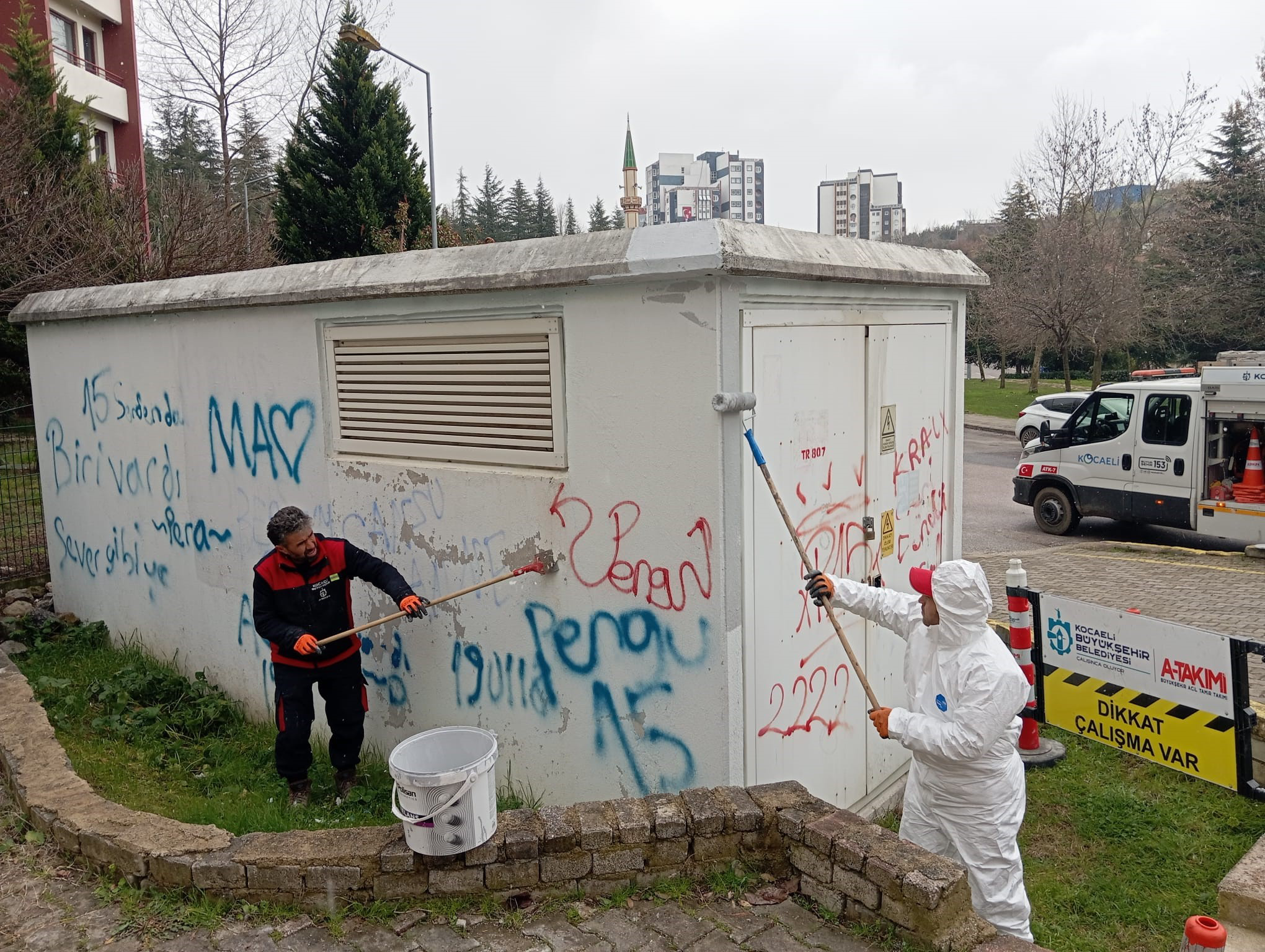 Kocaeli Büyükşehir Belediyesi, spreyle üzerine yazılar yazılan ve şekiller çizilen