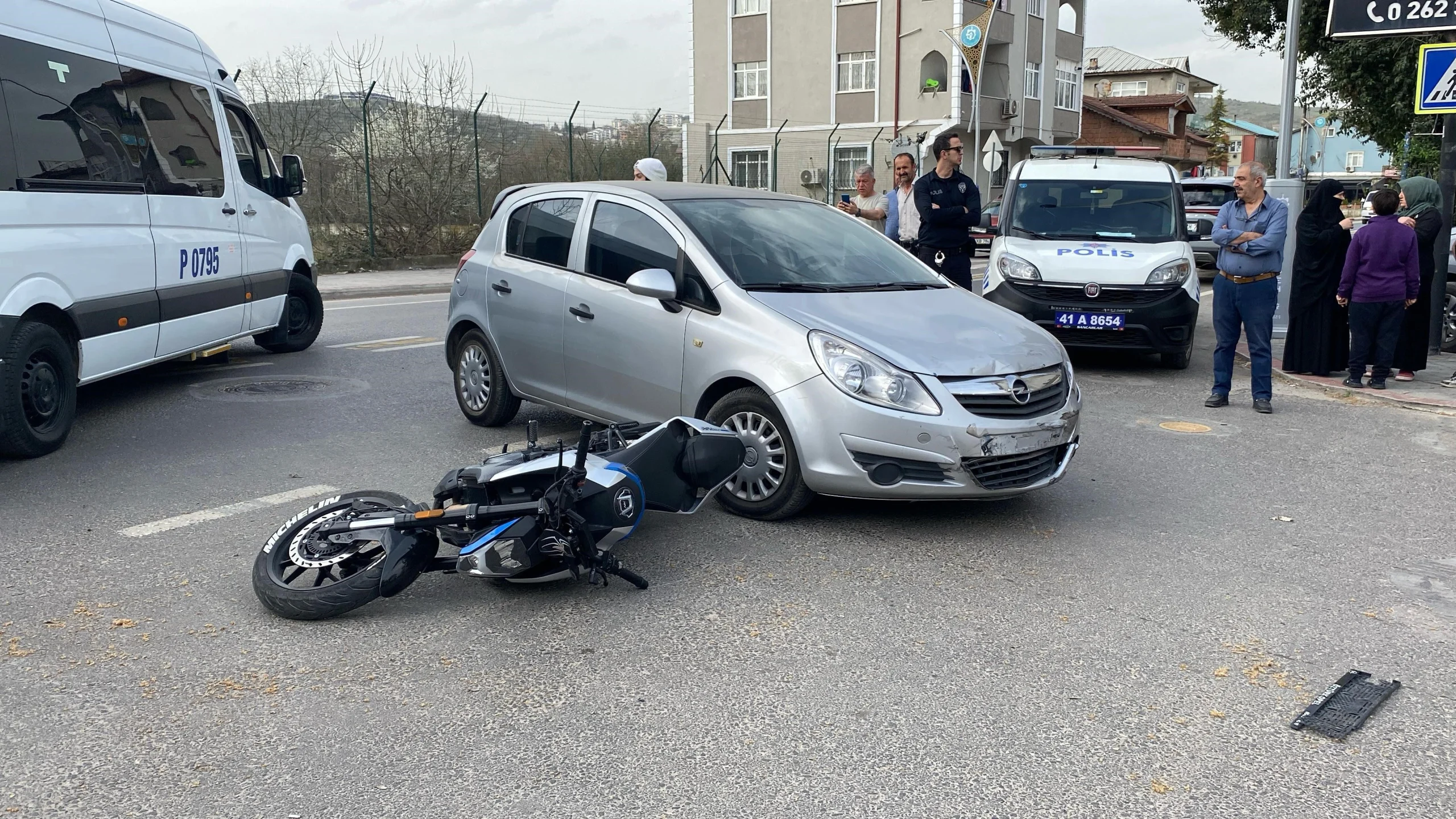 Kocaeli'nin İzmit ilçesinde yol kesişiminde otomobil ile çarpışan motosiklet sürücüsü