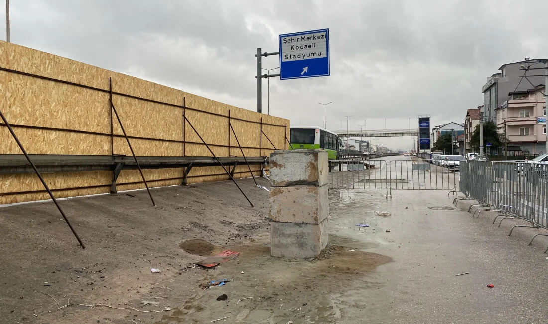 Kocaeli'nin Kartepe ilçesinde metro projesi kapsamında yapılan sondaj çalışmaları sırasında