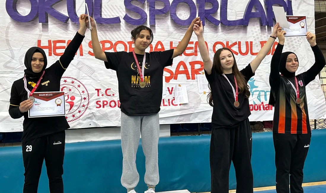 Edirne'de düzenlenen Okul Sporları Gençler Bilek Güreşi müsabakalarında katılan Körfez