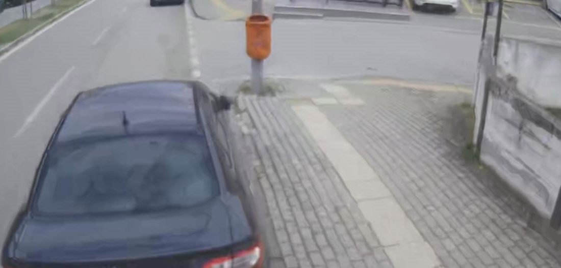 Bursa'da frenleri patlayan belediye otobüsü yokuş aşağı önce bir otomobile