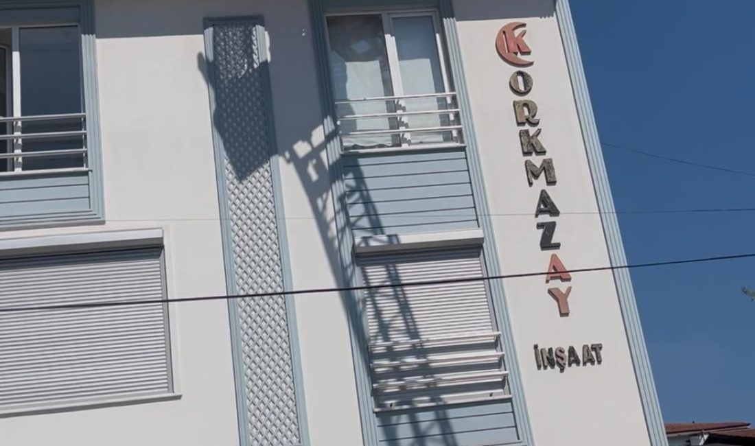 Kocaeli'nin Derince ilçesinde kaplama yapmak için çıktığı çatıda mahsur kalan