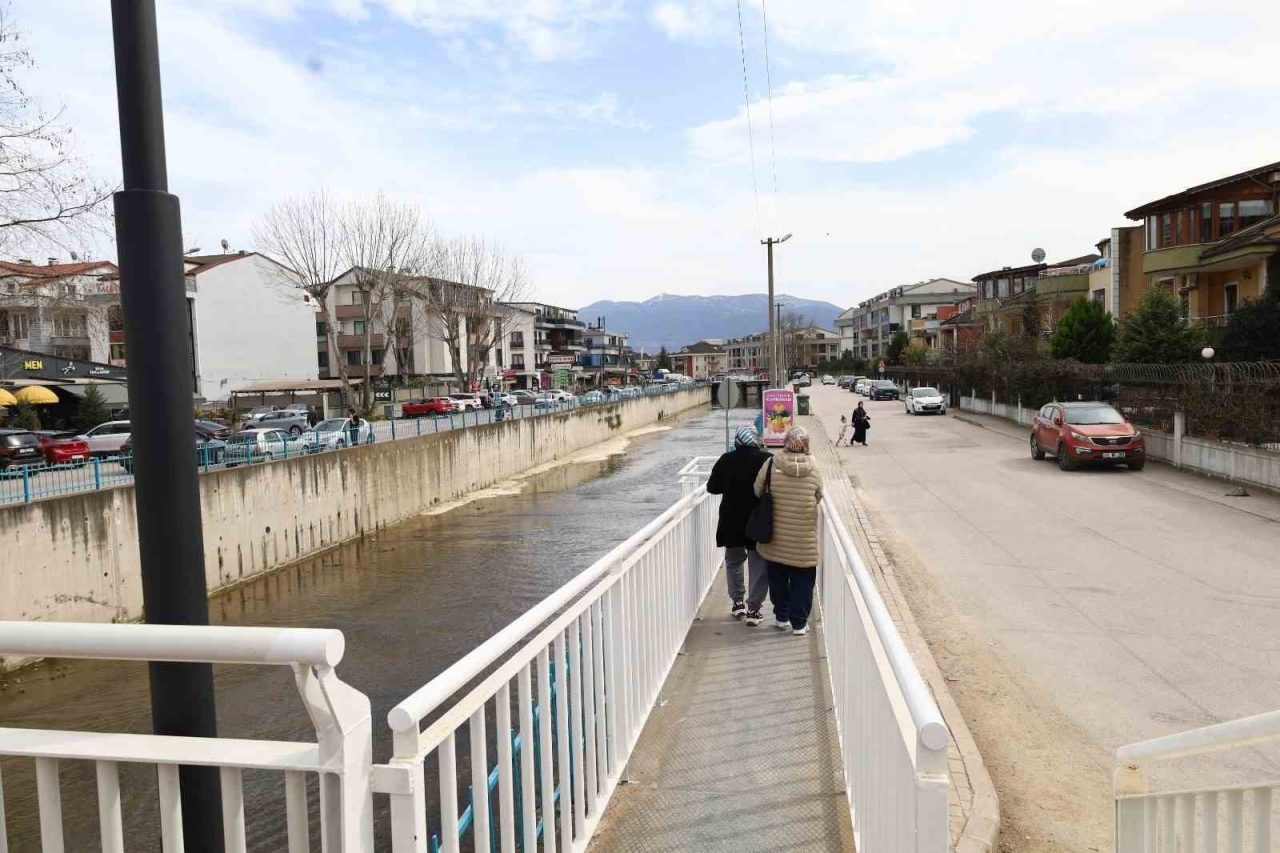 Yahya Kaptan Mahallesi Akarca Köprüsü’nde yapımı tamamlanan 2 engelli rampası