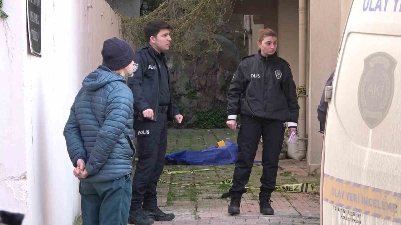 Kocaeli’nin İzmit ilçesinde 7 katlı apartmanın 6’ncı katındaki balkondan düşen