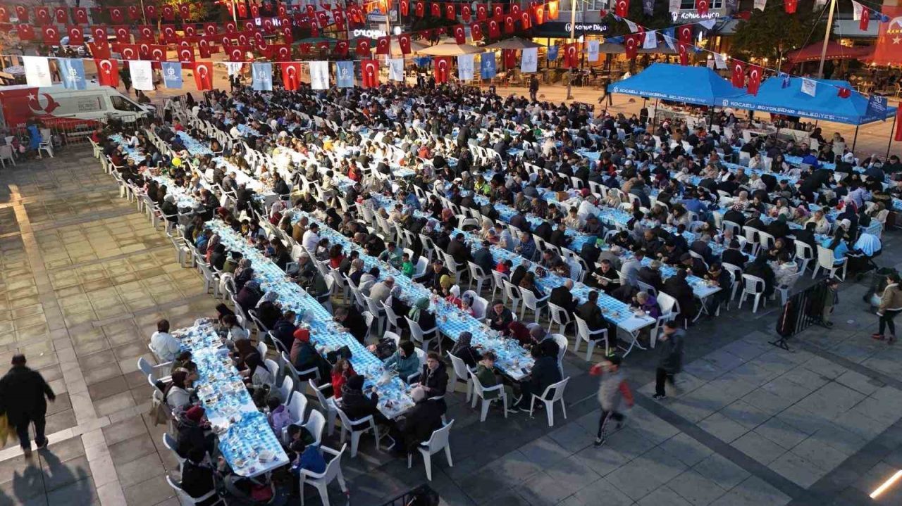 Kocaeli Büyükşehir Belediyesi, her gün İzmit Kent Meydanı’nda bin 500