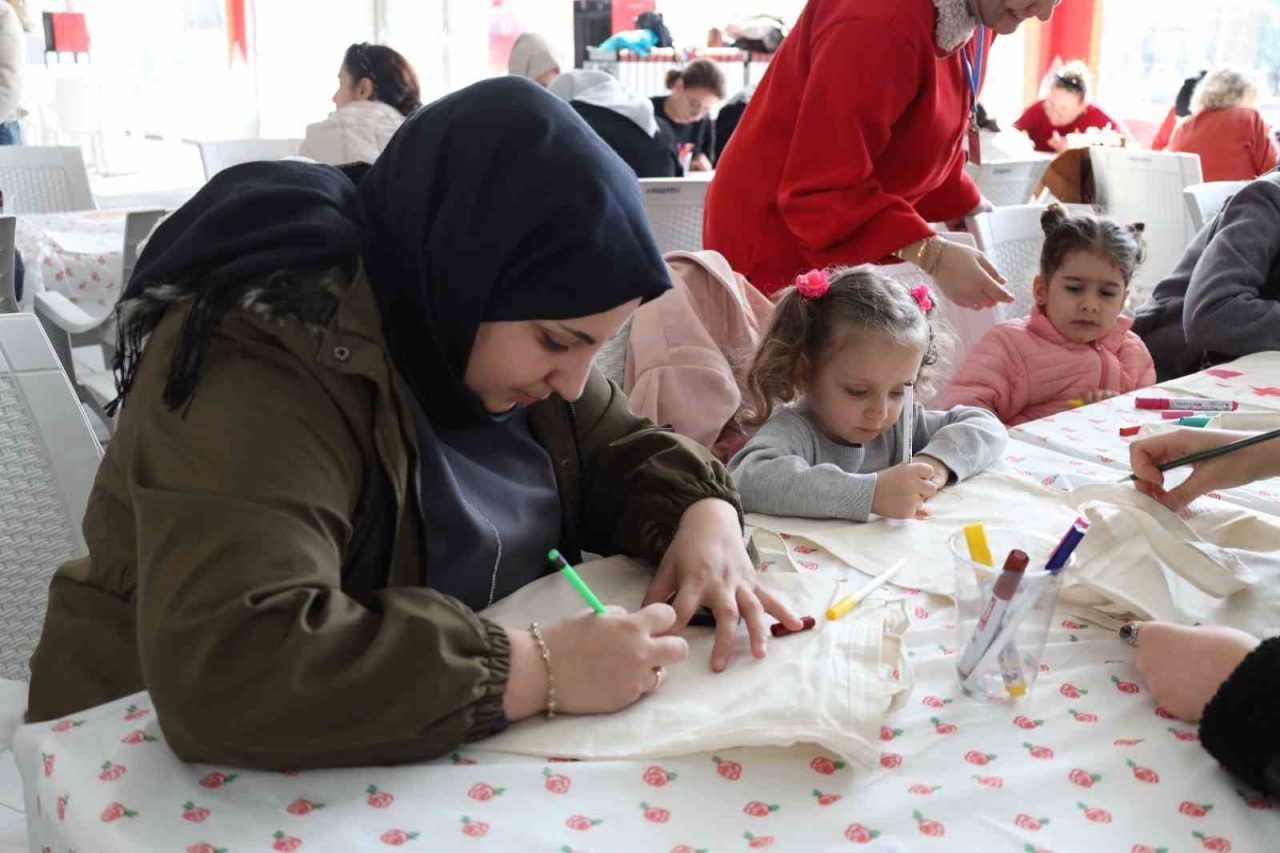 Kocaeli’de çocuklara yönelik "Çık Dışarıya Oynayalım" Ramazan şenliklerinde düzenlenen sanat