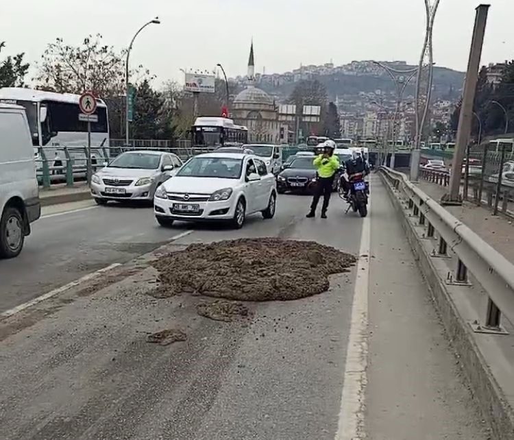 Kocaeli D100 Karayolu’nda kamyondan dökülen çamur trafiği aksamasına sebep oldu.