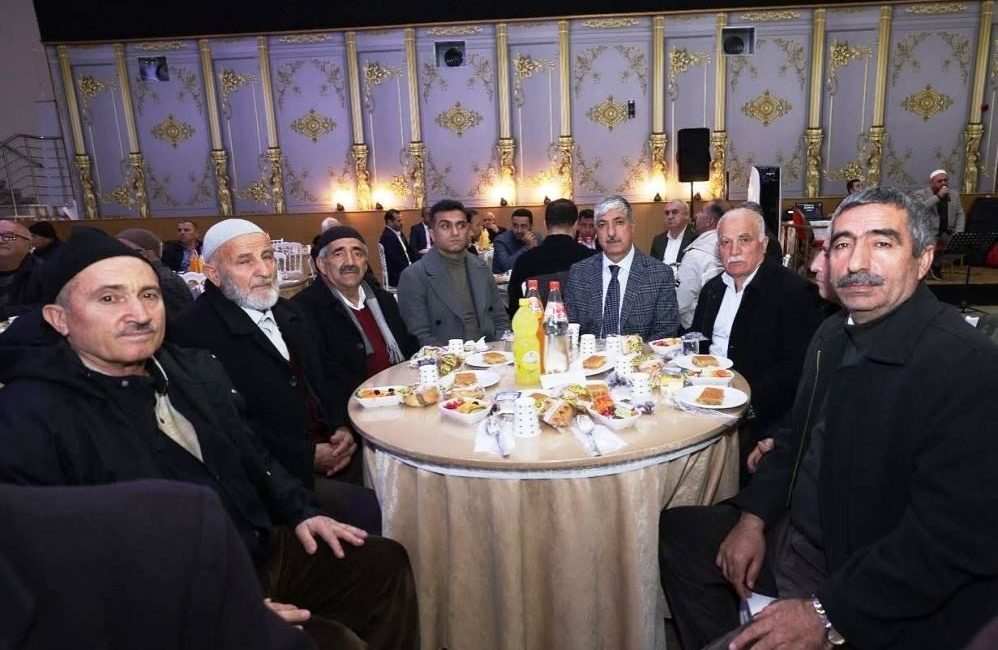 Dilovası Belediye Başkanı Ramazan Ömeroğlu, ilçede ikamet eden yaşlı vatandaşlarla