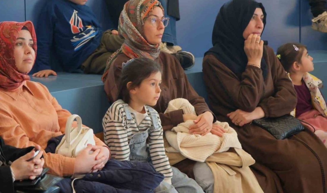 Kocaeli’de miniklerle buluşan çocuk yazarı Ayşe Sevim, anlattığı hikayelerle keyifli
