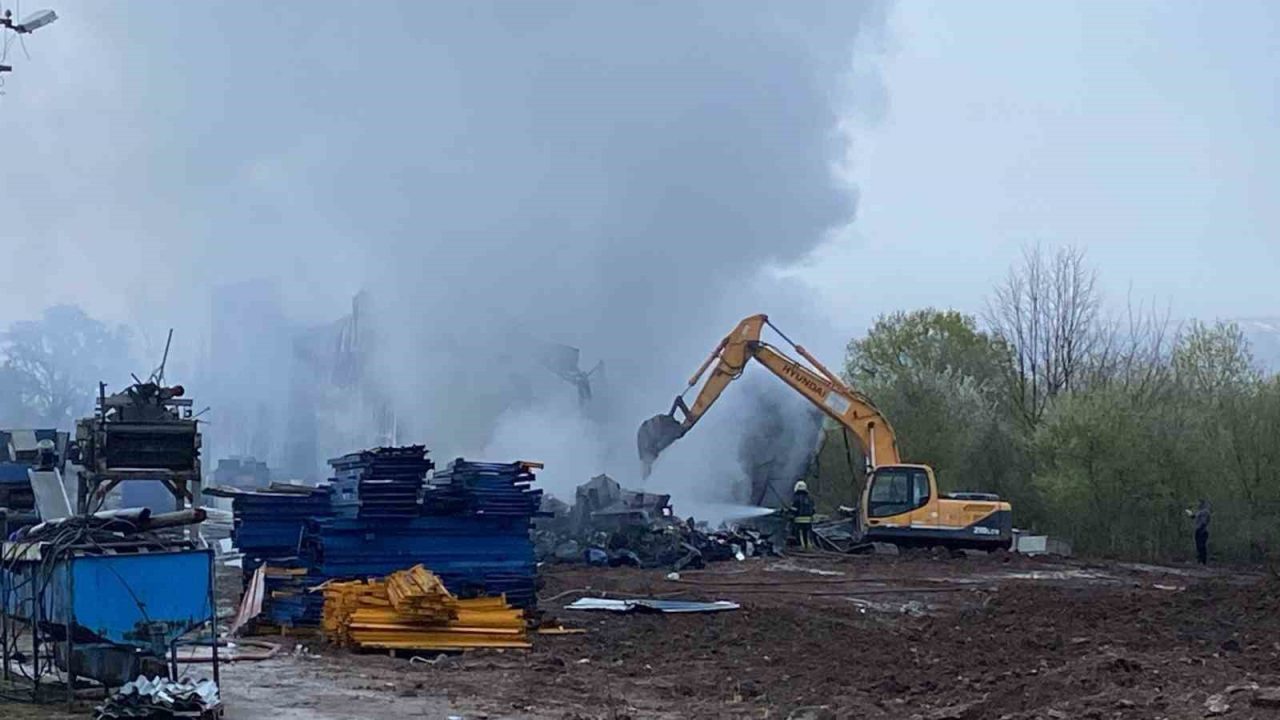 Kocaeli’nin Kartepe ilçesinde geri dönüşüm fabrikasındaki yangında soğutma çalışmaları devam