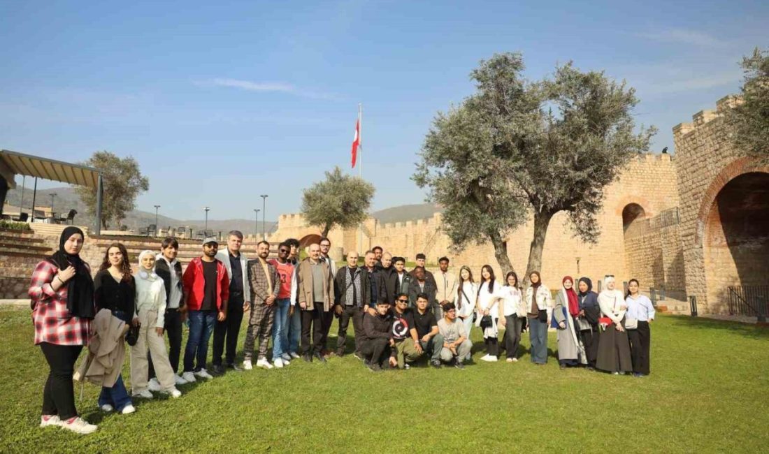 Kocaeli Üniversitesi’nde eğitim gören yabancı öğrencileri, ders işledikleri Hereke Kalesi’ne