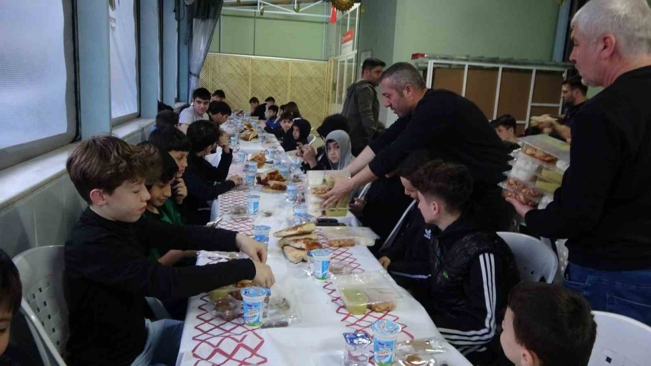 Kocaeli’nin İzmit ilçesindeki Mevlana Camisi’nde düzenlenen iftar programında 120 çocuk,
