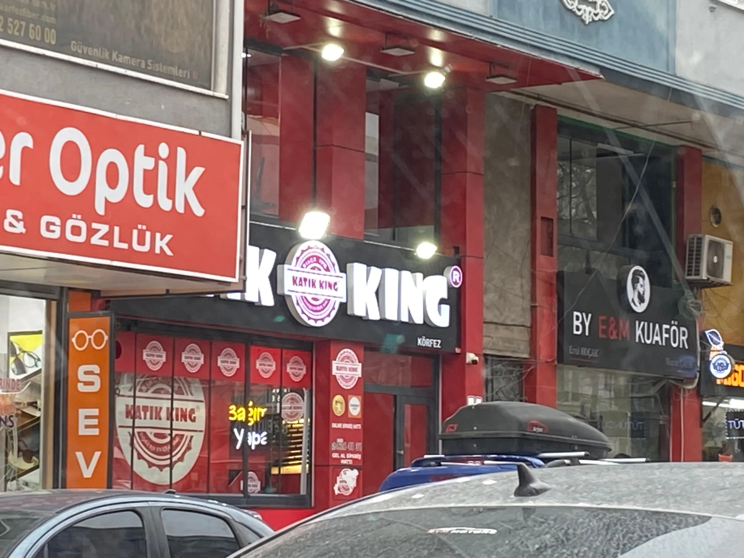 Kocaeli'nin Körfez ilçesinde yedikleri tavuk döner sebebiyle çok sayıda kişi,