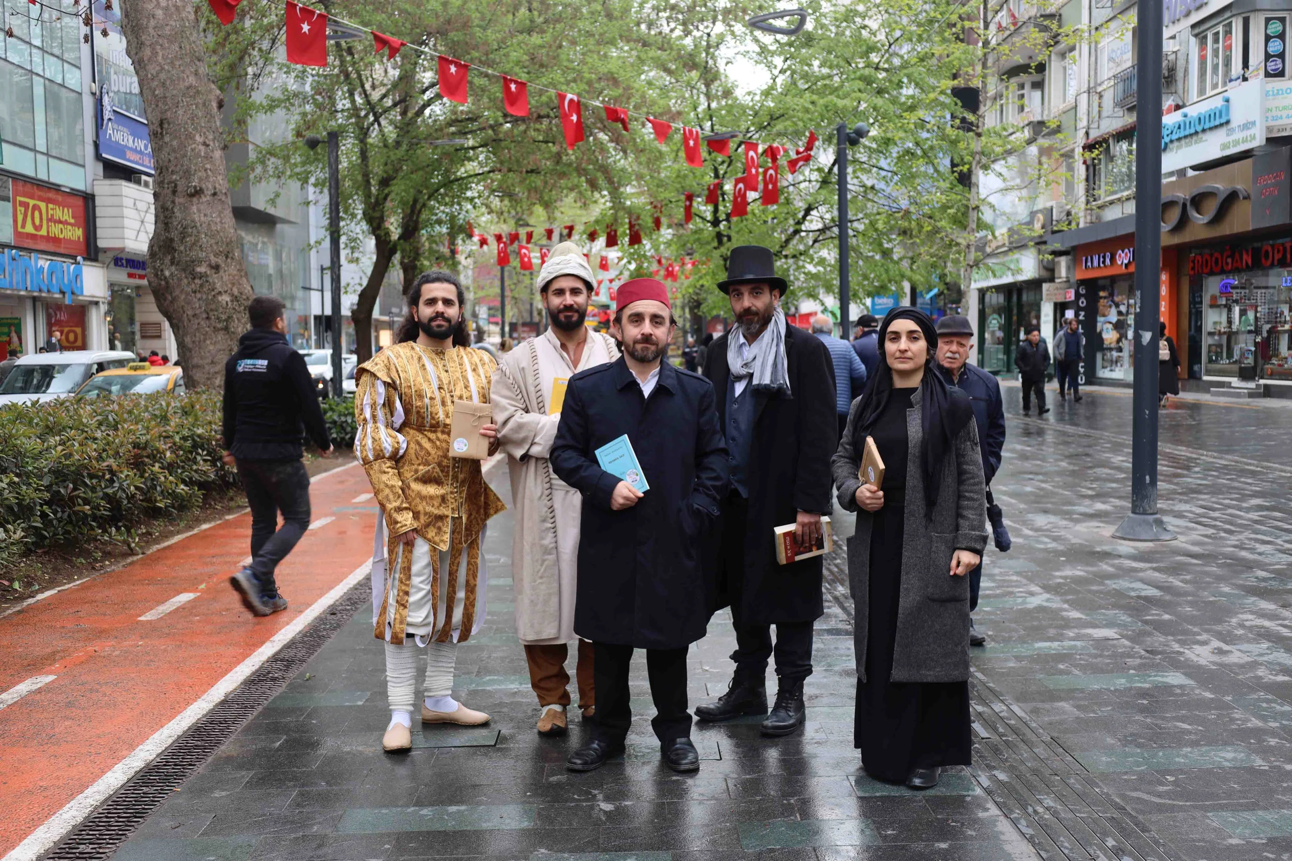 Kocaeli'de belediye personeli ünlü edebi karakterlerin kostümlerini giyerek sokaklara çıktı,