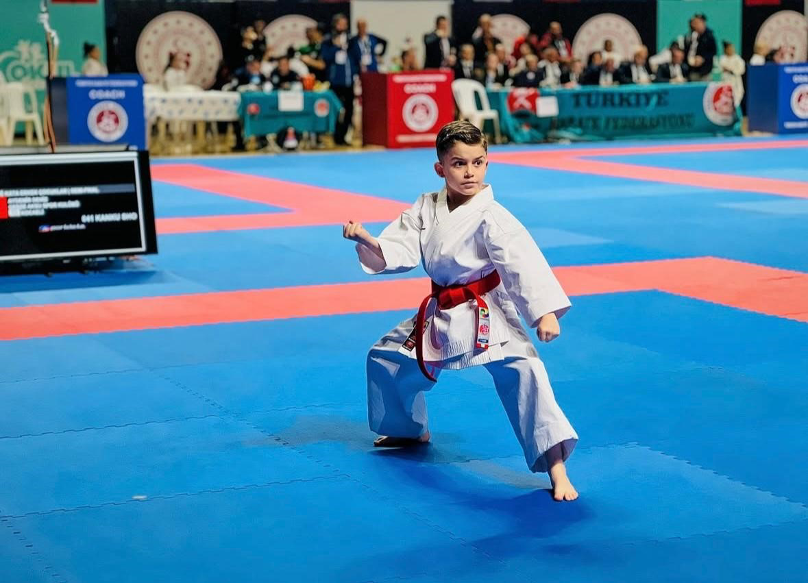 Kocaeli'de düzenlenen Türkiye Çocuklar Karate Şampiyonası’nda birincilik elde eden Deniz