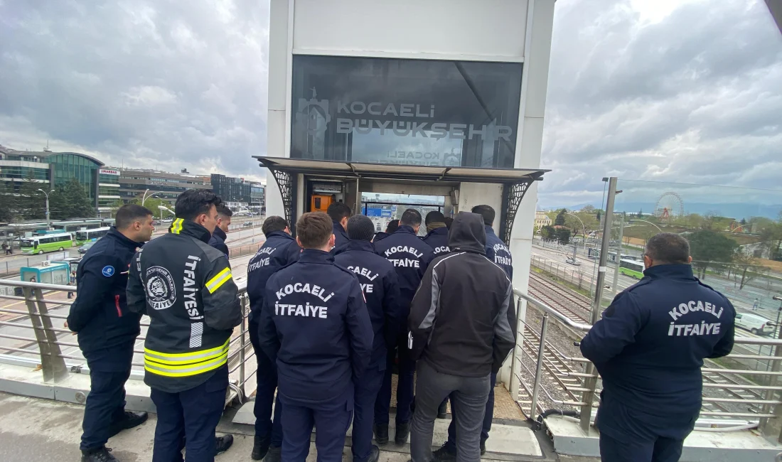 Büyükşehir İtfaiyesi, yeni göreve başlayan personele "asansörlerde kurtarma" konusunda teorik
