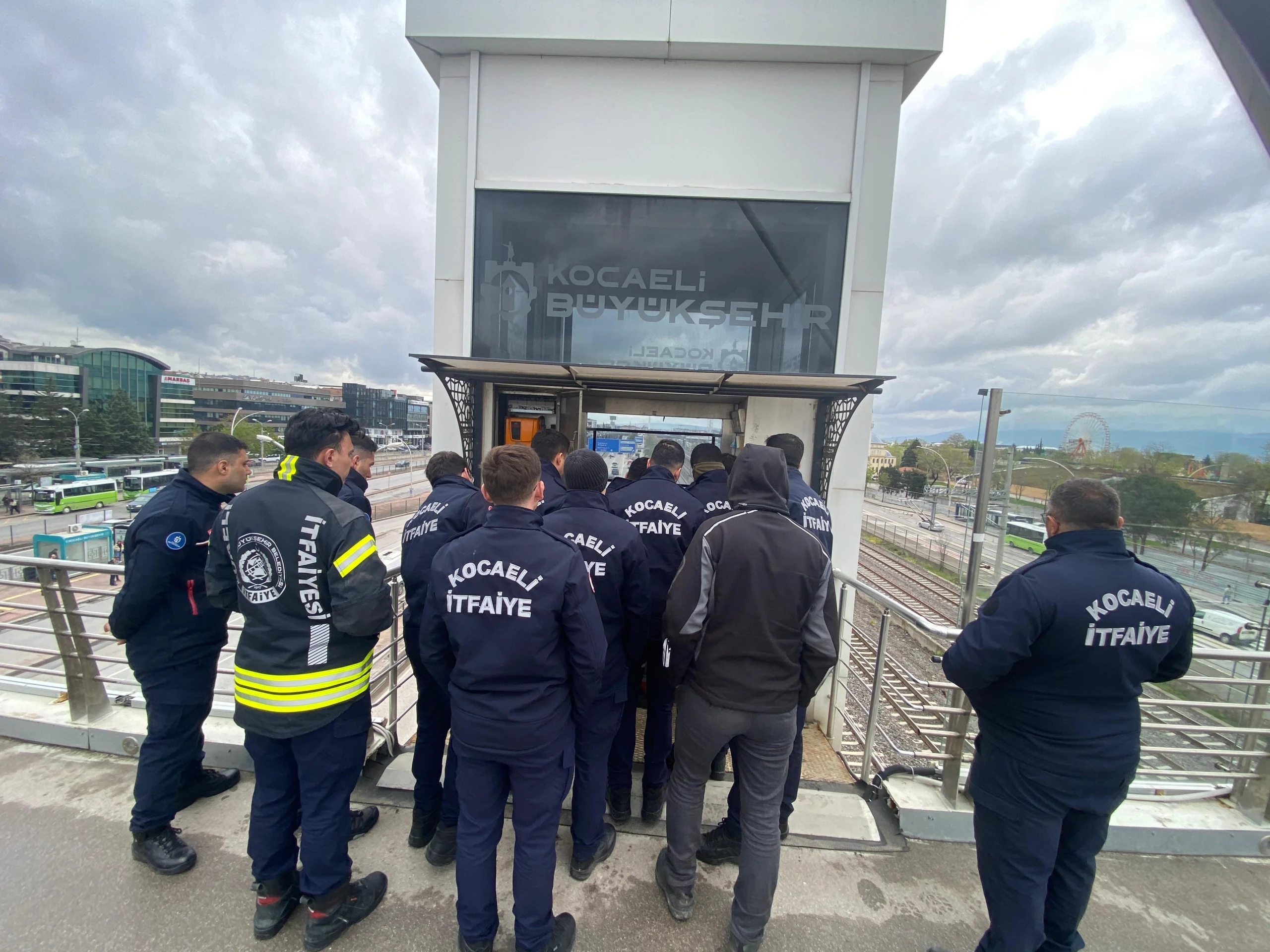 Büyükşehir İtfaiyesi, yeni göreve başlayan personele "asansörlerde kurtarma" konusunda teorik
