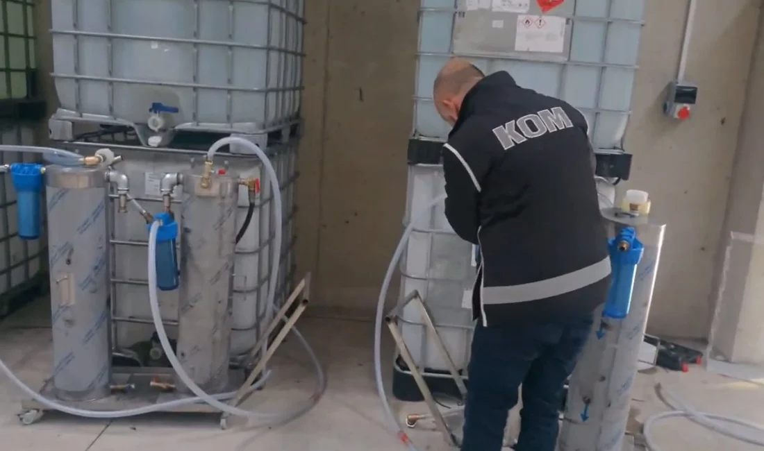Kocaeli'de polis ekiplerinin yaptığı operasyonda kaçak alkol üreten şebeke çökertildi.