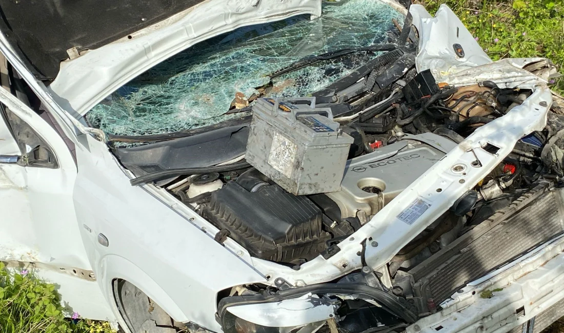 Kocaeli'nin İzmit ilçesinde kontrolden çıkan otomobil, yaklaşık 120 metre sürüklendikten