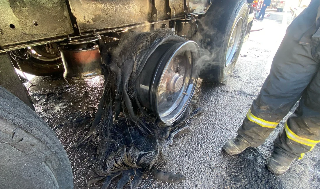 TEM Otoyolu'nun Kocaeli geçişinde taş tozu yüklü tırda çıkan yangın,